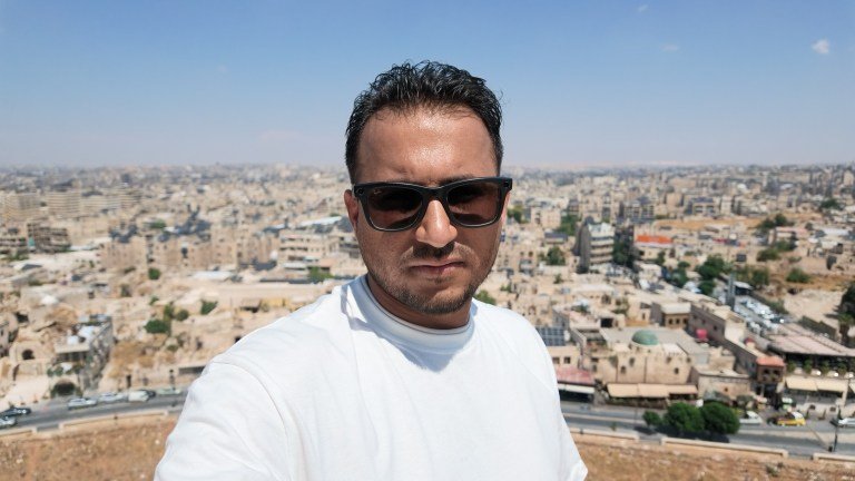 Abdulrahman voor een groot stedelijk panorama